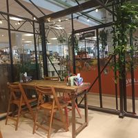 Sehr schönes Ambiente neben einem nachhaltigen Store mit großer Auswahl. at Botania in Utrecht