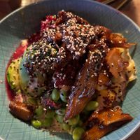 Endless Summer Bowl: Avocado, Mango, Rotkraut & Edamame aufmariniertem Reis mit Chilimayo & Quinoacrunch dazu vegane Teriyakistreifen  at VIELMEER in Kuehlungsborn