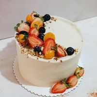 Carrot cake con berries at EkoSana - Postres Veganos in Lima