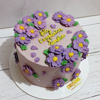 Torta vegana decorada con flores lilas at EkoSana - Postres Veganos in Lima