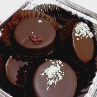 Alfajores relleno de manjar de Dátiles y bañados con chocolate al 70% at EkoSana - Postres Veganos in Lima