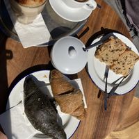 Vegane Croissants, veganes Bananenbrot, Chai Latte mit Hafer und Café Creme   at Morso Caffetteria Alimentari in Munich