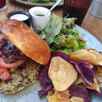 Burger with sweet potato chips at Ao Largo in Odeceixe