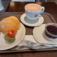 Avocado Chia Pudding Frühstück mit heißer Schokolade, vegan at Bäckerei Konditorei Wolf in Stadtbergen