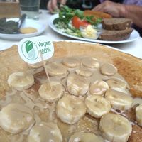 Zoete pannenkoek met tahini-carobe saus en banaan. at Pannekoekhuis De Nachtegaal in Rotterdam