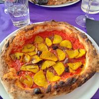 Pizza marina con patate y pizza marinar con fungí y cipolla   at Ristorante Pizzeria Bellavie in Pompei