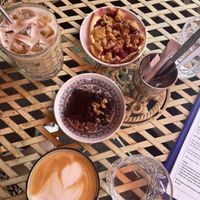 Capuccino (Iced and Normal with Oatmilk), Berry Crumble and Chocolate Brownie  at Coffee Coaching Club in Bern