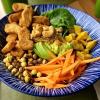 Greenpoint Bowl: Quinoa, spinach, carrot,
avocado, sweet patoto, crunchy
chickpea, caramelised onion and cashew nuts with grilled Heura. at Green Point in Aveiro
