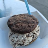 Twee verschillende soorten vegan koekjes en vegan ijs! at The Baked Bear in San Francisco