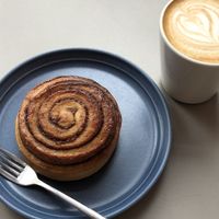 Vegane Zimtschnecke, Hafermilch Cappuccino   at Café Blá in Munich