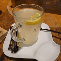 Heiße Zitorne wurde mit Honig serviert:( at Bratar in Karlsruhe