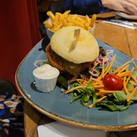 Menü mit veganem Chicken Burger und veganer Mayo at Bratar in Karlsruhe