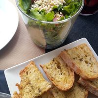 Garlic bread and salad at Fangas Veg in Coimbra