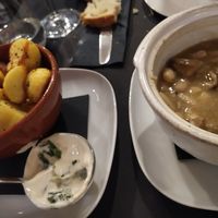 Patatas al horno con mayonesa vegana y feijoada con cogumelos at Fangas Veg in Coimbra