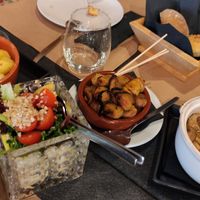 Batatas ao forno, ensalada, castanhas com cebola caramelizada, feijoada de cogumelos at Fangas Veg in Coimbra