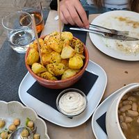 Oven potatoes with a vegan mayonnaise at Fangas Veg in Coimbra