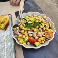 Avocado chickpea salad and garlic bread at Fangas Veg in Coimbra