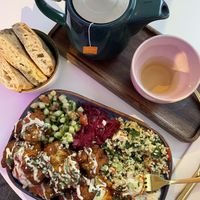 Plate „Cauliflower Power“ mit Pita und Pfefferminztee #Veganuary at Heppy Green in Frankfurt