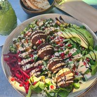 Veganer Salat mit Falafel, Avocado und Rote Beete at Heppy Green in Frankfurt