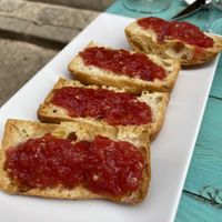 Pan crystal con tomate : crispy bread with tomato at S'estret in Mallorca