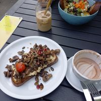 Hummusaurus and Marakkesh bowl at Kaffeesaurus in Cologne