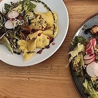 Porridge mit Früchten, veganes Rührei, Stulle mit veganem Rührei und Tofu  at Kaffeesaurus in Cologne