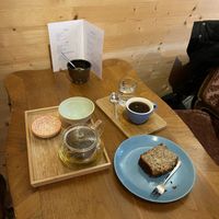 Kräutertee, Americano, Bananenbrot  at Bahi in Bregenz