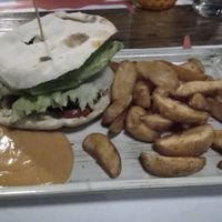 Garbanzoburger con patatine San José (vegan) at San Josè Birreria in Silea