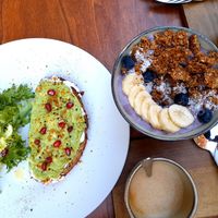 Tostada Lennox, bowl de açaí y café con leche de avena. at Arvo Specialty Coffee (Guggenheim) in Bilbao