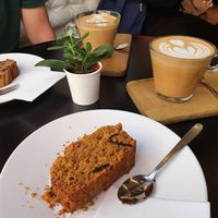 Pumpkin Cake, Banana Bread, Cappuccino mit Hafermilch at Arvo Specialty Coffee (Guggenheim) in Bilbao