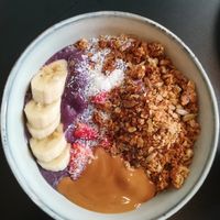 Bowl de açai con crema de cacahuete at Arvo Specialty Coffee (Guggenheim) in Bilbao