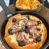 Tuga vegan (small pan), aloha in the background at Pizza Hut in Funchal