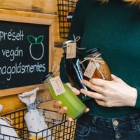 cold pressed, raw vegan, zero waste at Lényeg in Budapest