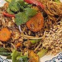 Nefasto! Entro y pregunto si tienen opciones veganas. Me dicen que sí. Me preguntan si tengo alergias y digo no, solo soy vegano. Me sirven la comida y a la segunda o tercera cuch at Rosa's Thai Cafe - Soho in London