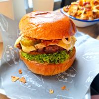 Hamburguesa Notorious V.G.N. con beyond, lechuga, tomate, salsa de la casa, queso, salsa bbq, cebolla crujiente, pepinillos. Es de esas hamburguesas que no quieres dejar de comer,  at Notorious BRG in Canterbury