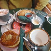 We ordered the caramel apple crumble doughnut and the vegetable Cornish pasty, with a hot chocolate and pot of tea 😊 at Nonna's Deliciously Different in Swansea