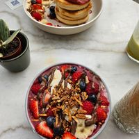 Raspberry Porrige & Vanilla Berry Pancakes at Sunny Side Up - Nordend in Frankfurt