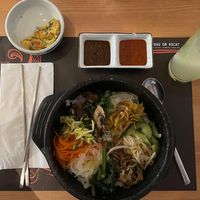 Dolsot Bibimbap mit mittelscharfer Soße und Juma-Eistee at Frau Om Kocht in Wurzburg