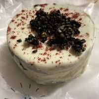 El más rico alfajor de choco blanco. Dulce de grosellas rojas, tahine, praliné de sesamo negro.  (Sin tacc)  at Fifi Almacén in Buenos Aires