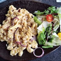 Hausgemachte Dinkelspätzle in Mandelkäsesauce und Salat at Verde in Karlsruhe