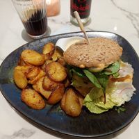 Da Vinci Burger with potatoes at Verde in Karlsruhe