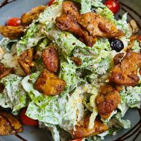 Cesar Bowl mit ErbsenproteinStreifen und "Parmesan" at Verde in Karlsruhe