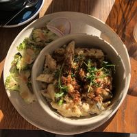 Vegan mac’n cheese with brocoli and zucchini salad  at La Main Noire  in Paris