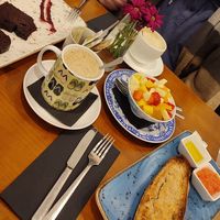 Schokokuchen, Chai, Obstsalat, Tostada classica, Cappuccinocino at Teapots in Madrid