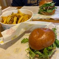 das waren der italian vegan Burger und der superfood vegan Burger mit einer Portion hausgemachter (!) Pommes ☺️ sehr zu empfehlen!  at Submarine in Rijeka