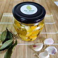 Queso vegano de elaboración propia en conserva de aceite, adornado por ajoas y hojas de laurel. at Veggie Bean in Mallorca