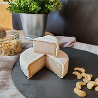 Queso vegano estilo camembert de elaboración propia, con base de anacardos, los cuales se pueden ver en la foto. at Veggie Bean in Mallorca