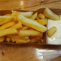 Fries and garlic sauce at Maoz - Damrak in Amsterdam