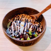 Açai bowl with vegan granola, vegan chocolate sauce and other toppings  at Craving in Bergen