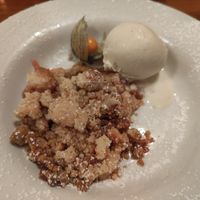 Erdbeer-Rhabarber-Crumble mit Eis at Bricín Restaurant and Boxty House in Killarney